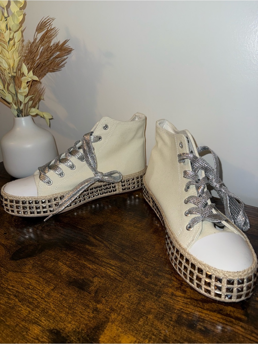 Mata Shoes Cream High-Top Sneakers with Silver Details